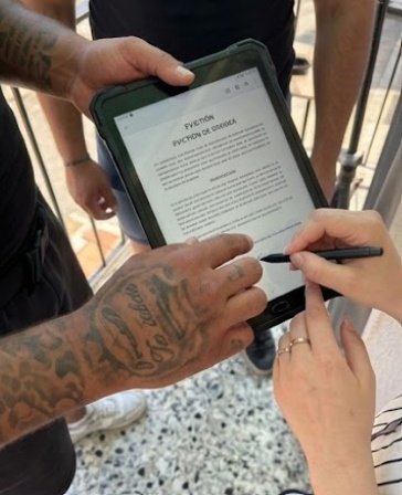 Firma de un acta de intervención sobre tablet durante un procedimiento de desocupación
